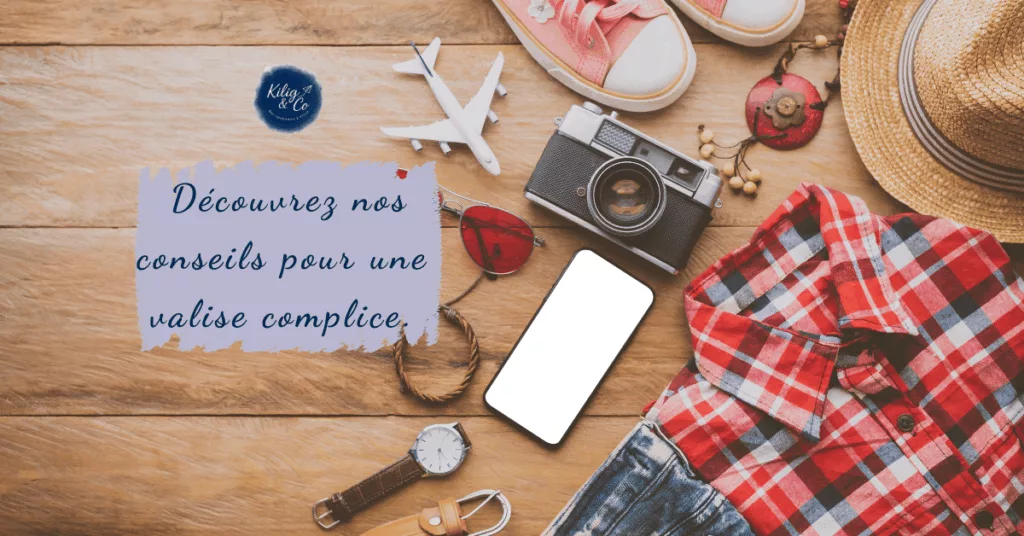 Objets de voyage sur fond bois pour une valise complice : lunettes, caméra, chapeau et message doux – ambiance romantique et vintage du voyage de noces