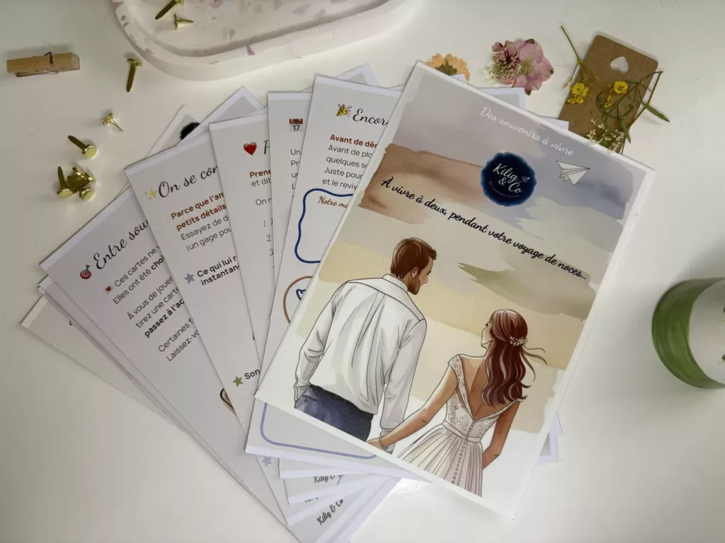 Kit Voyage de Noces imprimé sur une table avec des éléments de décoration autour.