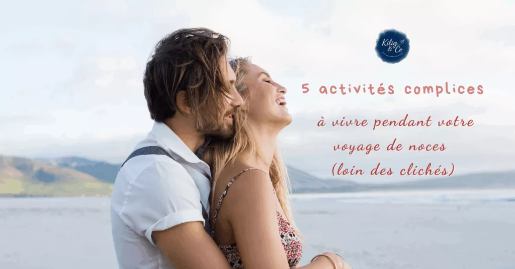 Image d'un couple riant sur la plage, entrelacés. Texte: 5 activités complices à vivre pendant votre voyage de noces (loin des clichés)